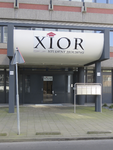 907973 Gezicht op de ingangspartij van het appartementencomplex voor buitenlandse studenten van Xior-Student Housing ...